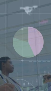 İş adamlarının konferanstaki istatistiksel işlemlerinin animasyonu. küresel iş, veri işleme ve dijital arayüz kavramı dijital olarak oluşturulmuş video.