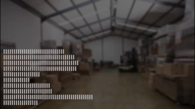 Depo içi istiflenmiş kutular ve veri işleme animasyon örtüsüyle dolu. Lojistik, depolama, tedarik zinciri, envanter, teknoloji, dağıtım