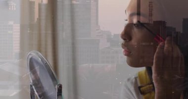 Makyaj yapmak, şehir manzarası olan bir insan şeffaf perdenin ardından. Güzellik, kozmetik, şehir, yaşam tarzı, moda, rutin