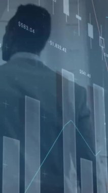 İş adamı istatistiklerinin animasyonu. küresel iş, veri işleme ve dijital arayüz kavramı dijital olarak oluşturulmuş video.