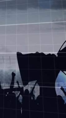 Stadyumdaki spor taraftarları üzerinde veri ve grafikler olan sosyal uzaklık metninin animasyonu. covid pandemik konsept sırasında spor, rekabet ve teknoloji, dijital olarak üretilen video.