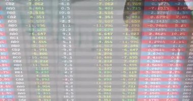 Finansal veriler ve borsa analizi, animasyonda akıllı telefon kullanan kişi. Finans, analiz, teknoloji, yatırım, ekonomi, istatistik