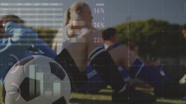 Futbolcular veri canlandırma animasyonuyla sahada dinleniyorlar. Spor, sporcular, takım çalışması, veri analizi, teknoloji, spor analizi