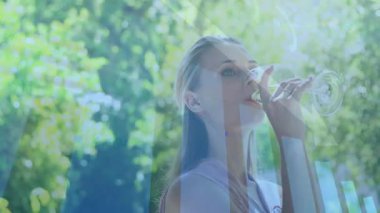 Şarabı içen kadın, finansal veri işleme, doğa üstü animasyonlar yapıyor. Finans, analitik, teknoloji, analiz, içecek