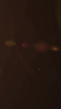 Lens ışığı ve ışık huzmelerinin karanlık arka planda hareket ettiği bir animasyon. hareket, enerji ve ışık, soyut arayüz arkaplan kavramı dijital olarak oluşturulmuş video.