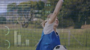 Animasyon kaplamalı veriler analiz ediliyor, futbol oyuncusu sahada çalışıyor. Spor, atlet, analiz, performans, hareket, teknoloji