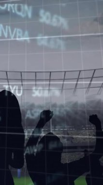 Stadyumdaki taraftarlara tezahürat yapan grafiklerin ve veri işlemenin animasyonu. spor, rekabet, küresel iletişim ve dijital arayüz kavramı, dijital olarak oluşturulmuş video.