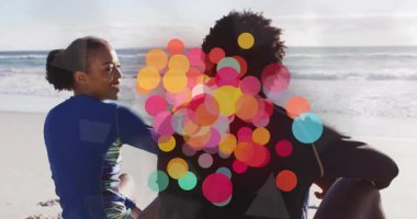 Sahilde eğlenen iki kişinin renkli daire animasyonu. Tatil, seyahat, arkadaşlık, açık hava, eğlence, eğlence