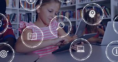 Eğitim simgeleriyle kütüphanede tablet kullanan çocuklar animasyonu örtüyor. Teknoloji, öğrenme, dijital, etkileşimli, yenilik, bilgi