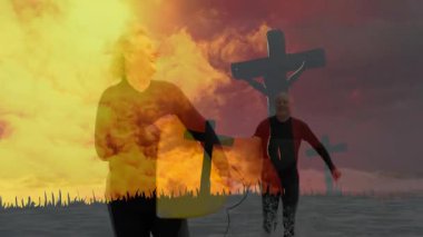 Siluetli haçlarla yürüyen, canlandırma arka planında ateşli gökyüzü altında olan biri. maneviyat, dramatik, günbatımı, sembol, inanç, manzara