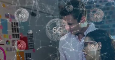 Bilgisayarda 6G ağı ve küresel bağlantılarla iş birliği yapan insanlar. Teknoloji, yenilik, işbirliği, ağ, dijital, geniş bant