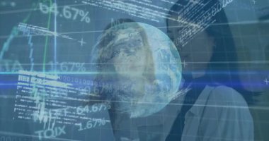 Küresel finansal verilerin ve borsa eğilimlerinin analiz edilmesi, işkadını ofisinde. Finans, analiz, şirket, ekonomi, meslek