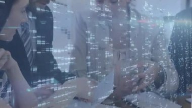 Ofiste işbirliği yapan iş adamları dijital verileri animasyon örtüsüyle analiz ediyorlar. Takım çalışması, beyin fırtınası, işbirliği, analitik, yenilik, şirket