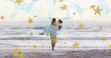 Okyanus arka planında yıldız animasyonuyla sahil yürüyüşünden hoşlanan çift. Romantik, tatil, gezinti, günbatımı, huzur, sahil