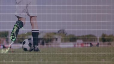 Sahada, futbolcu veri grafik animasyonu ile oyuna odaklanıyor. atlet, spor, strateji, performans, veri analizi, rekabet