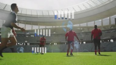 Rugby oyuncuları küresel bağlantılar üzerinden veri işleme animasyonuyla stadyumda. Sporcular, teknoloji, ağ, spor, takım çalışması, küreselleşme