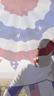 Amerikan bayrağının dağlarda yürüyüş yapan Afro-Amerikan adamı üzerindeki animasyonu. Vatanseverlik ve kutlama konsepti dijital olarak oluşturulmuş video.