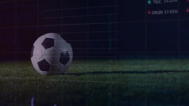 Finansal veriler ve grafiklerle sahada futbol topu animasyonu örtüyor. Spor, finans, yatırım, analitik, istatistik, ekonomi