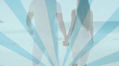 El ele tutuşan, plajda mavi ışık desenli animasyon yapan bir çift. Aşk, tatil, deniz kenarı, dalgalar