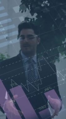 İş adamlarının konferanstaki istatistiksel işlemlerinin animasyonu. küresel iş, veri işleme ve dijital arayüz kavramı dijital olarak oluşturulmuş video.