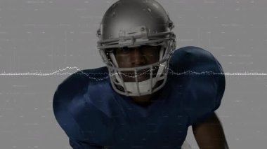 Dijital veri animasyonu kaplamalı mavi formalı Amerikalı futbolcu. Sporcu, spor, teknoloji, analitik, performans, rekabet