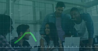 Modern ofiste finansal grafik animasyonu için işbirliği yapan iş ekibi. Takım çalışması, işbirliği, finans, analitik, teknoloji, kurumsal