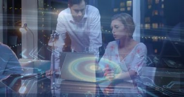 Ofiste iş birliği, meslektaşlar dijital arayüzde animasyonlu dizüstü bilgisayar kullanıyorlar. Takım çalışması, işbirliği, beyin fırtınası, teknoloji, yenilik, iş