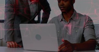 Bilgisayarda dijital ağ animasyonu ile işbirliği yapan iki adam. Takım çalışması, teknoloji, beyin fırtınası, yenilik, iş arkadaşları, ortaklık