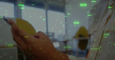 Modern ofis ortamında akıllı telefon kullanan kişi üzerinde ikili kod animasyonu. Teknoloji, yenilik, dijital, geleceksel, iletişim, yazılım