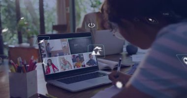 Okulda, çocuk çevrimiçi derste ekranda animasyonla notlar alıyor. Eğitim, e-öğrenme, sanal sınıf, evde eğitim, öğrenme, teknoloji