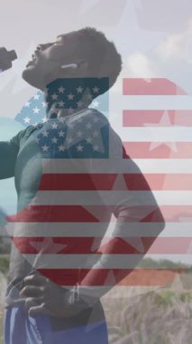 Amerikan bayrağının dağlarda su içen Afro-Amerikan bir adam üzerinde canlandırılması. Vatanseverlik ve kutlama konsepti dijital olarak oluşturulmuş video.