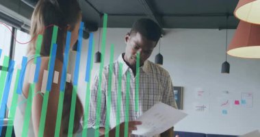 Belgeleri gözden geçiriyorum, iş arkadaşlarım ofis ortamında veri görselleştirmesini analiz ediyorlar. Takım çalışması, işbirliği, veri analizi, iş stratejisi, şirket, yenilik