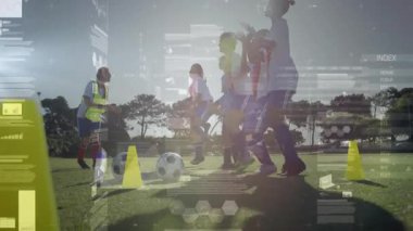 Genç futbolcular sahada veri işleme animasyonlarıyla pratik yapıyorlar. Spor, takım çalışması, teknoloji, yenilik, atletizm, eğitim