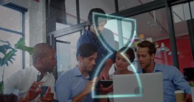 Ofiste işbirliği yapıyor, farklı takımlar kum saati animasyon örtüsüyle çalışıyor. Takım çalışması, işbirliği, şirket, teslim tarihi, zaman yönetimi, iş