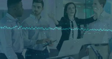 Dijital animasyon örtüşen veriler analiz ediliyor, iş adamları ofiste tartışıyor. Takım çalışması, işbirliği, teknoloji, veri analizi, yenilik, toplantı