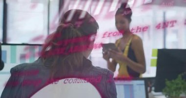 Ofiste, kadınlar cam pencerede dijital veri animasyonunu tartışıyor. İş, takım çalışması, işbirliği, yenilik, teknoloji, analitik