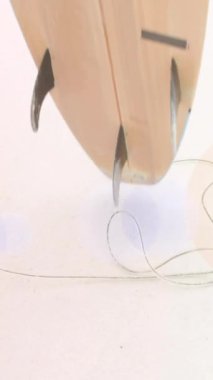 Sörf tahtası tutan sörfçünün ayakları üzerinde renkli ışık lekelerinin canlandırması. Tatiller, sağlıklı, aktif yaşam tarzı ve pozitiflik kavramı dijital olarak oluşturulmuş animasyon.