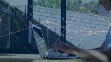 Dizüstü bilgisayarda çalışan, ağ bağlantıları olan kişi arka planda animasyon örtüşüyor. Teknoloji, ağ oluşturma, dijital, iletişim, bağlantı, yenilik