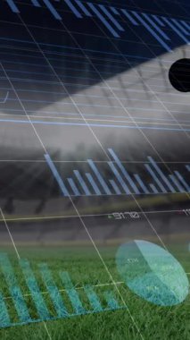 Spor stadyumundaki futbolcuların üzerinde grafik ve veri işleme animasyonları. spor, rekabet, küresel iletişim ve dijital arayüz kavramı, dijital olarak oluşturulmuş video.