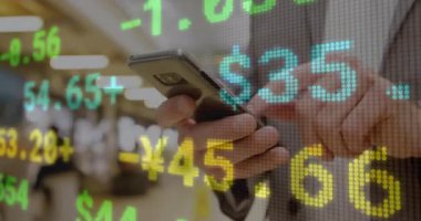 Okul sınıfında borsa animasyon kaplamalı akıllı telefon kullanmak. Teknoloji, eğitim, finans, dijital, analiz, öğrenci
