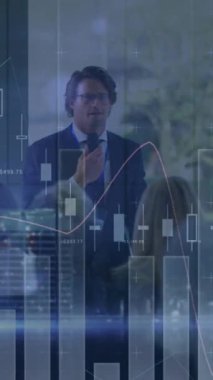 İş adamlarının konferanstaki istatistiksel işlemlerinin animasyonu. küresel iş, veri işleme ve dijital arayüz kavramı dijital olarak oluşturulmuş video.