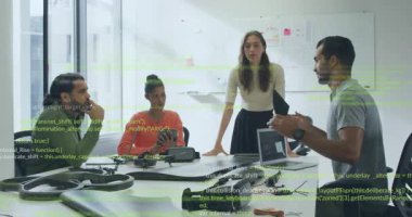 Çeşitli takımlar programlama kodlarıyla birlikte hareket ederek animasyon oluşturuyorlar. Takım çalışması, işbirliği, kodlama, teknoloji, yenilik, dijital