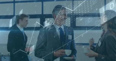 Veri analizleri, ofis toplantısında dijital grafikleri olan iş adamları. Takım çalışması, işbirliği, strateji