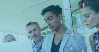 Dijital ağ animasyonuna sahip iş ekibi verileri tartışıyor. Takım çalışması, ağ oluşturma, şirket, işbirliği, analitik, beyin fırtınası