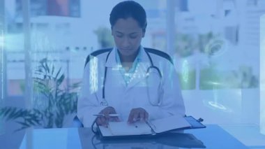 Doktor notları dijital veri animasyonu ile gözden geçiriyor. Tıbbi, sağlık, teknoloji, yenilik, danışma, analiz