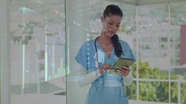 Finansal veri animasyonlu tablet kullanmak, ofis ortamında sağlık uzmanı olmak. Teknoloji, finans, dijital, analiz