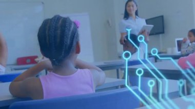 Okulda, çocuklar sınıfta dijital devre animasyonu ile öğreniyorlar. Teknoloji, eğitim, yenilik