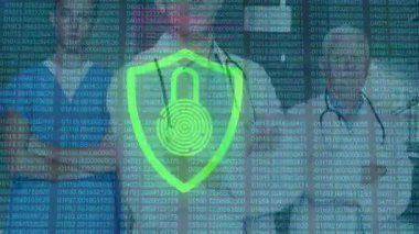 Yeşil kalkanın dijital kod üzerinden siber güvenliği simgeleyen kilit simgesi ile canlandırılması. şifreleme, koruma, teknoloji, savunma, mahremiyet, İnternet