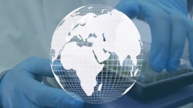 Bilimsel ekipmanlarla uğraşan mavi eldivenli ellerin üzerinde dünya animasyonu. Bilim, laboratuvar, araştırma, teknoloji, yenilik, deney