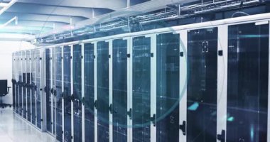 Modern veri merkezi ortamındaki sunucular üzerinde veri işleme animasyonu. Teknoloji, dijital, ağ, bilgisayar, siber güvenlik, bulut